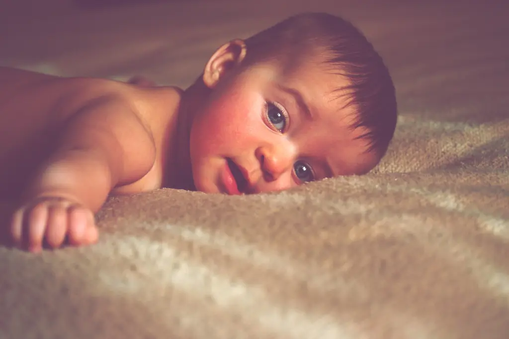 Imagem de capa do artigo: Será que o teu bebé precisa mesmo de *tummy time*? A verdade que normalmente não te contam